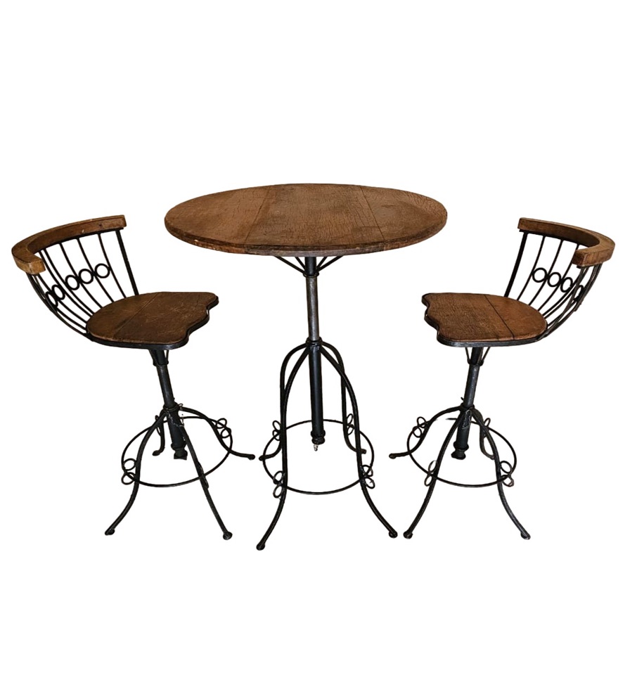 Conjunto de mesa bistrô com duas banquetas com detalhes em ferro fundido – Medida: 68 cm de diâmetro.