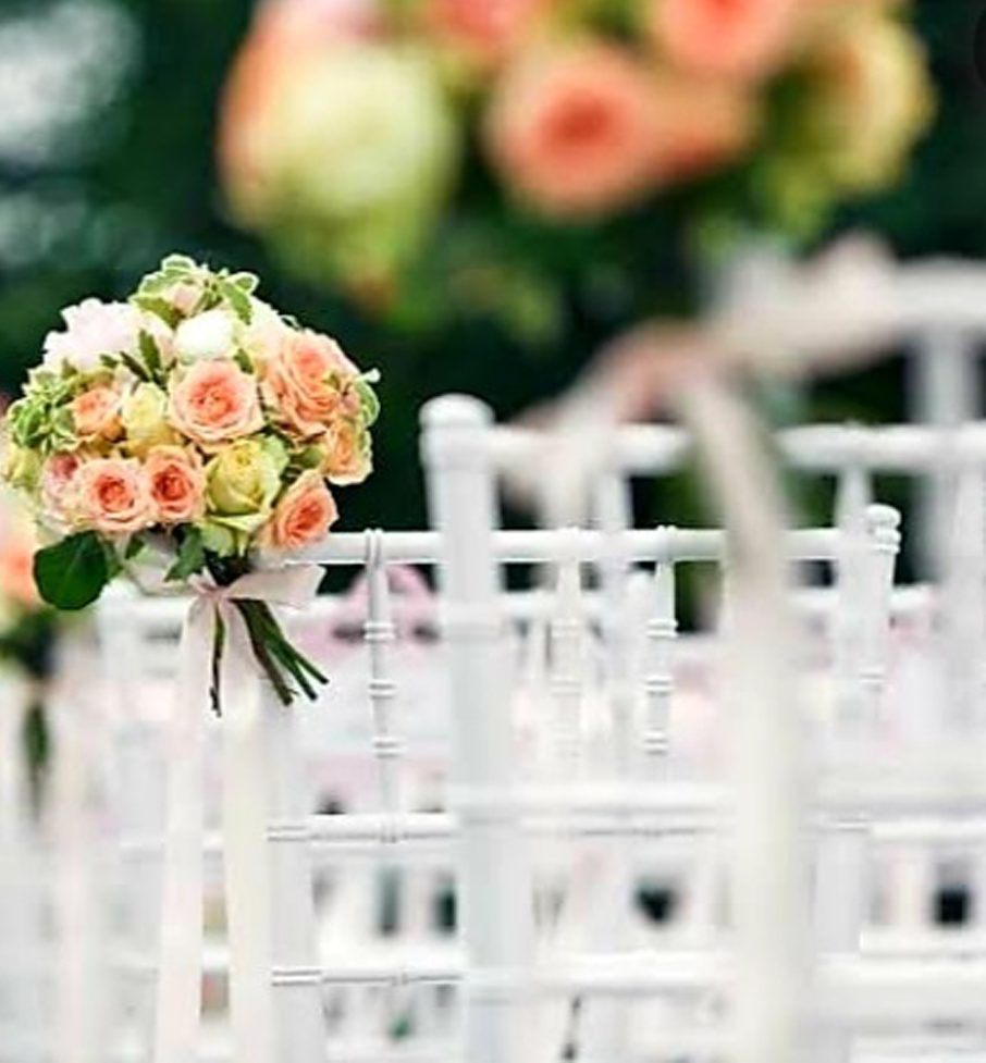 Cerimônia de casamento com cadeiras tiffanys brancas.