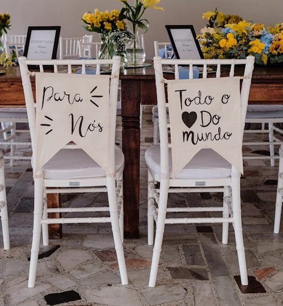Composição de mesa em demolição com cadeiras tiffanys brancas.